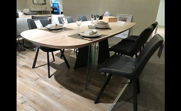 Outlet-Bertrix-2022-11-Cosmopolitan-Table